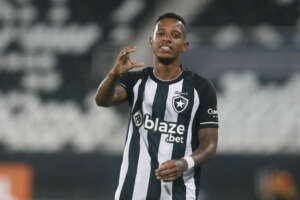 Botafogo confirma internação de Tchê Tchê por dores abdominais