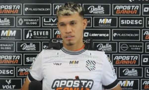 Figueirense apresenta atacante que começou a carreira como zagueiro