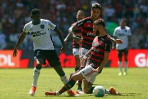 Flamengo 0 x 2 Botafogo - Fogão vence clássico e assume liderança do Brasileirão