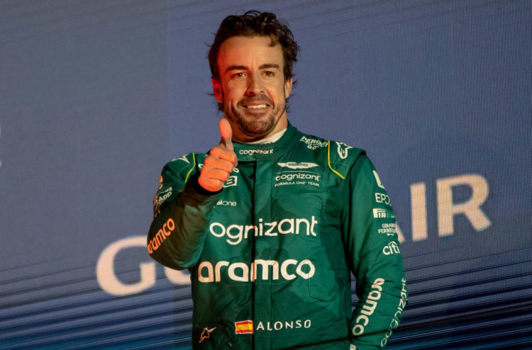 Fernando Alonso encerra boato sobre suposto interesse da Mercedes e renova com a Aston Martin