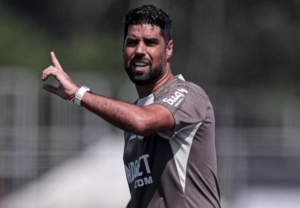 António Oliveira prioriza bola parada em treino do Corinthians para estreia no Brasileirão