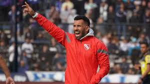 Treinador do Independiente é internado com dores no peito na Argentina