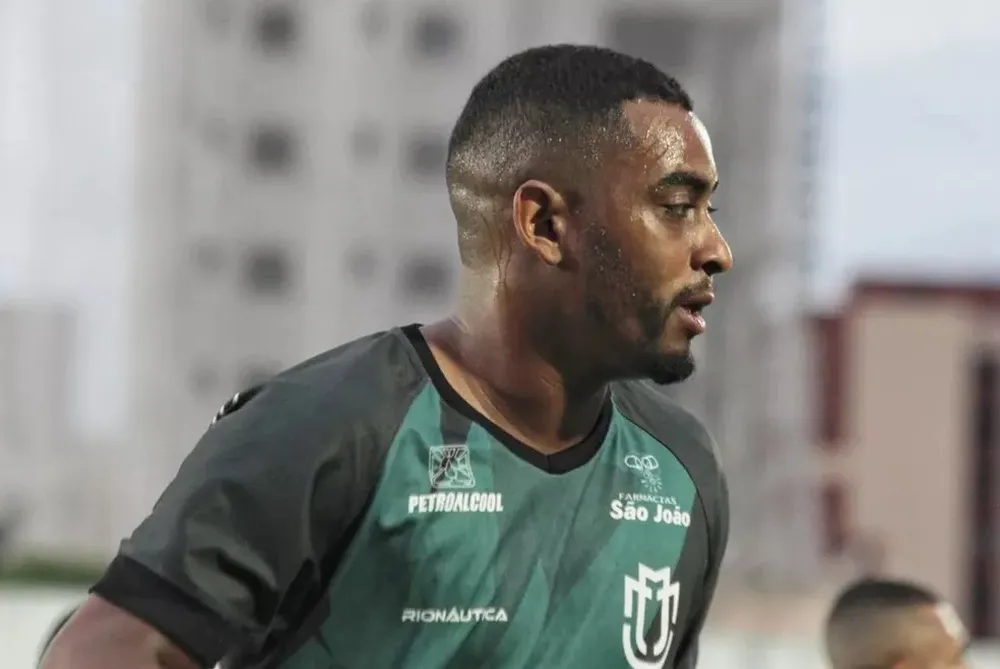 Série B: Avaí negocia com lateral Marcos Vinícius, destaque do Maringá no Paranaense