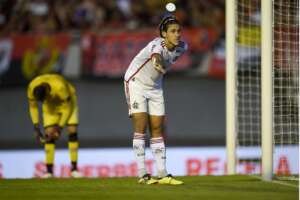 Veja VÍDEO da conversa do VAR sobre o pênalti sofrido por Bruno Henrique, do Flamengo