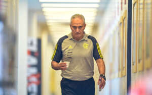 Tite afirma que manteve postura ofensiva após ficar em vantagem numérica na estreia da Liberta