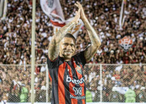 Lateral do Vitória projeta estreia diante de seu ex-clube após título Baiano