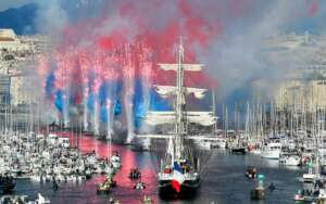 Tocha olímpica chega a Marselha de navio em clima de festa e sob forte esquema de segurança