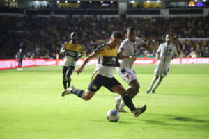 Criciúma-SC 0 x 2 Bahia-BA - Carvoeiro pressiona, mas Tricolor liquida no fim e segue na Copa do Brasil