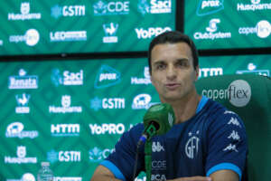 Apesar de derrota, Júnior Rocha vê crescimento do Guarani na Série B: 'Melhoramos em alguns aspectos'