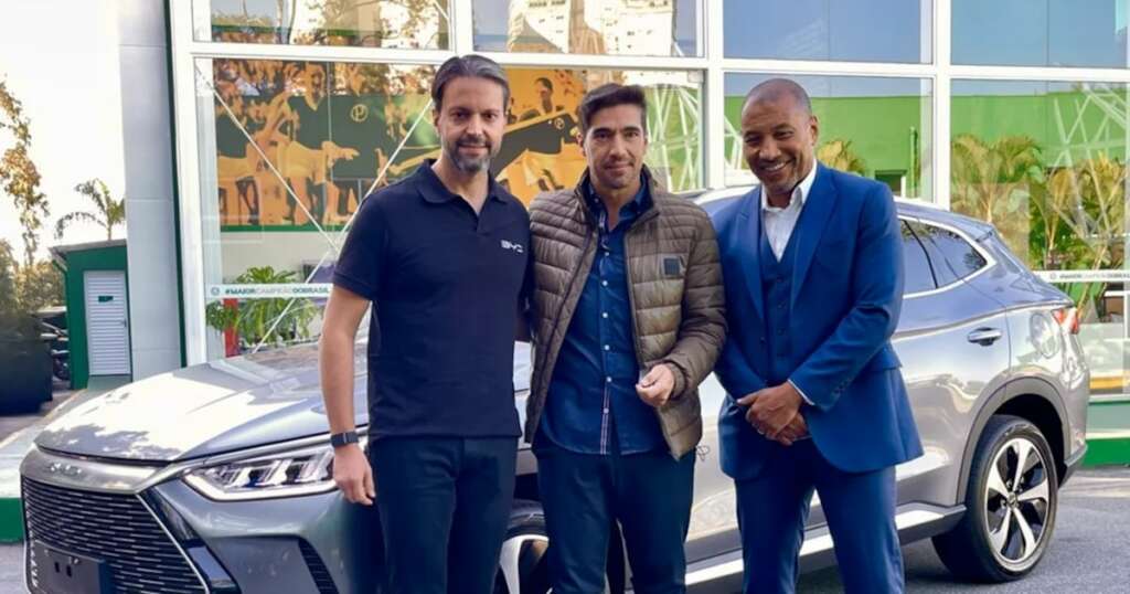 Abel Ferreira supera polêmica com a BYD e ganha carro híbrido por título do Paulistão