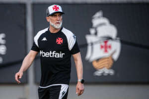 Álvaro Pacheco inicia trabalhos no Vasco com bate-papo e treino intenso
