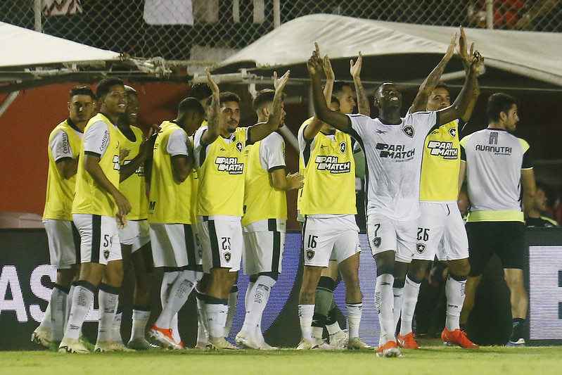 Botafogo bate Vitoria e avanca na Copa do Brasil 7