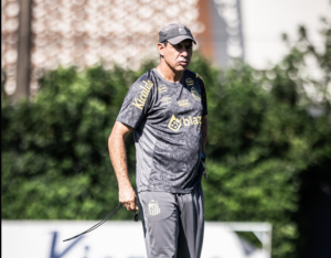 Santos não terá João Schmidt para encarar América-MG e seguir isolado na liderança da Série B