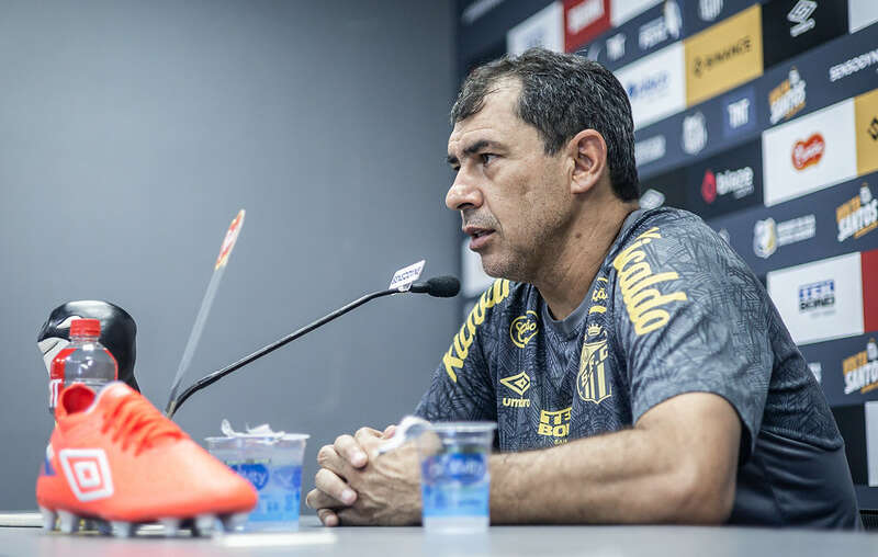 Carille descarta oferta do Vasco e mira trabalho no Santos na Série B: ‘Estou muito feliz aqui’