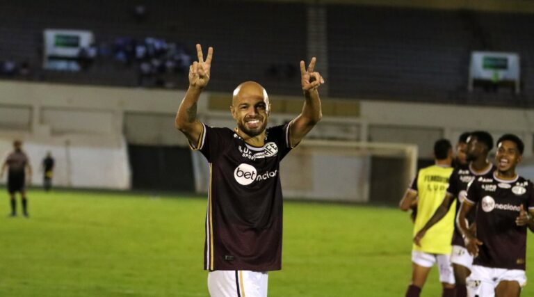 Carlao celebra primeiro gol pela Ferroviaria