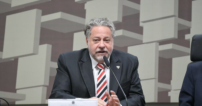 Julio Casares ironiza estudo de John Textor na CPI: 'Feito quando levou a virada do Palmeiras?'