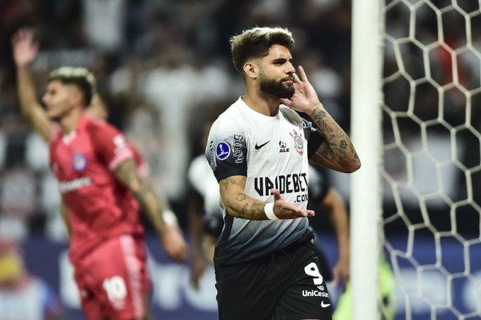 Corinthians vence Argentinos Juniors na Sul Americana