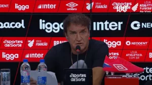 Após derrota em casa, Cuca afirma que o Athletico perdeu gols inacreditáveis