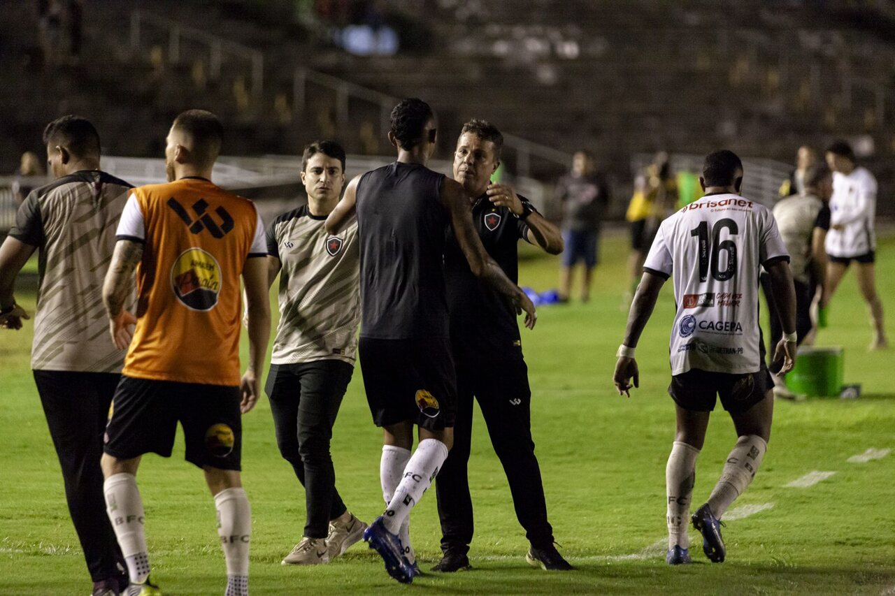 Elenco do Botafogo elogia comando de Evaristo Piza
