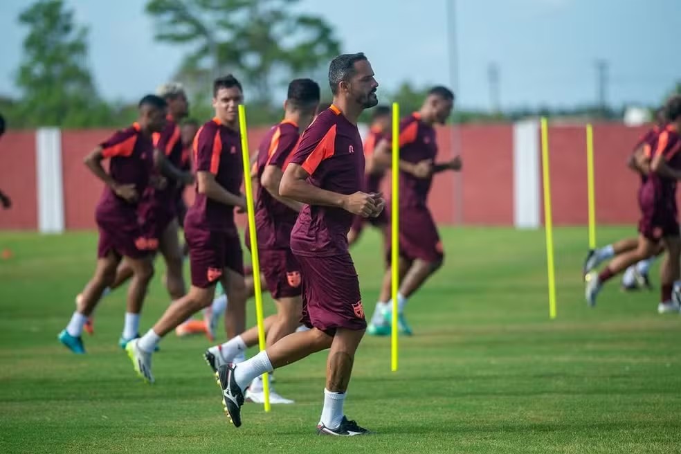 Anselmo Ramon volta a ser titular no CRB