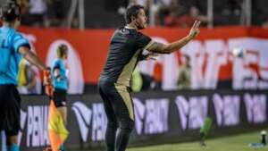 Carpini projeta Vitória com melhoras na defesa: 