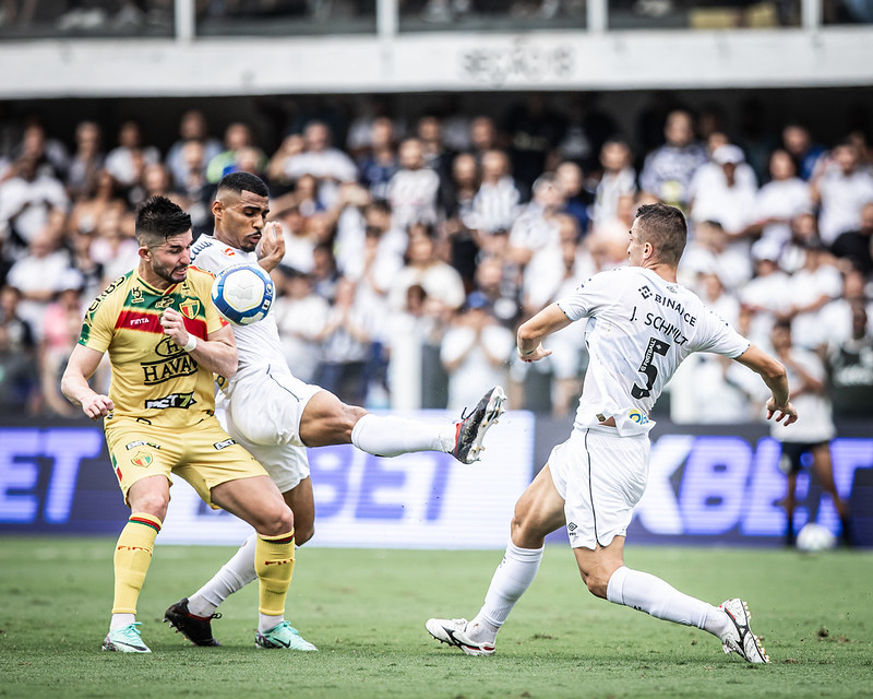 Joao Schmidt sofre entorse e pode desfalcar o Santos