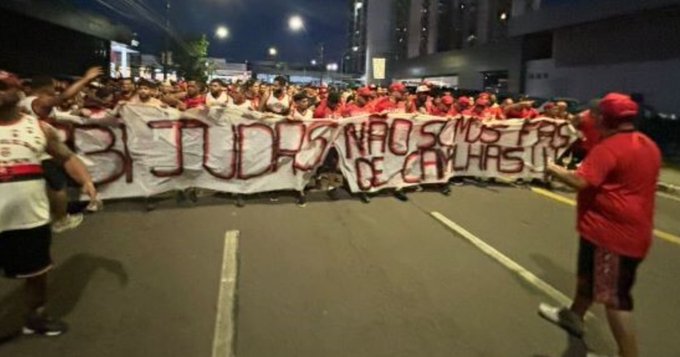 Torcida do Flamengo protesta contra Gabigol durante partida com o Amazonas