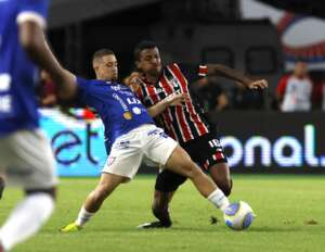 Luiz Gustavo celebra volta com gol no São Paulo após grave lesão: 'Gratidão por poder ajudar'
