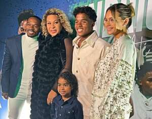 Namorada e mãe de Endrick posam juntas em foto da família durante festa