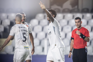 Juiz relata protestos vindos de camarote em jogo de portões fechados do Santos na Série B