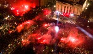 Atenas 'pega fogo' após vitória do Olympiacos e 1º título europeu grego. Fotos e vídeo!