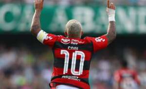 Flamengo multa Gabigol e tira a 10 do atacante após foto com camisa do Corinthians