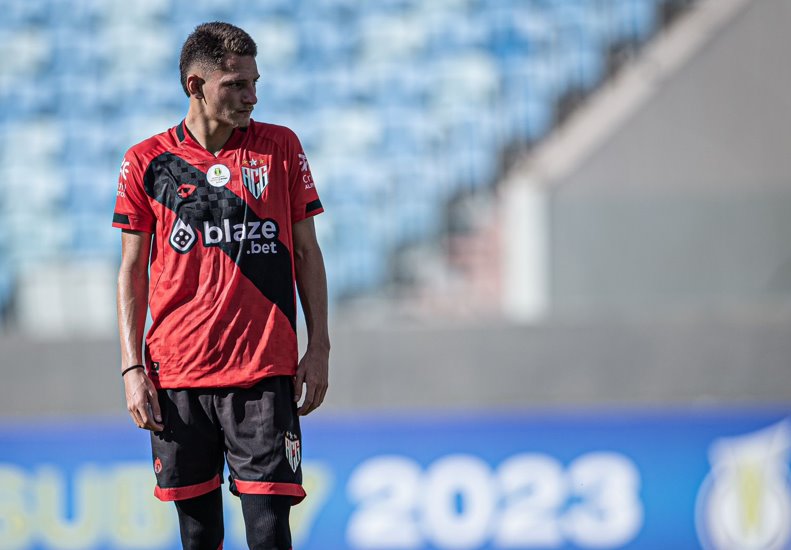 Volante de 18 anos ganha destaque na base do Atlético-GO
