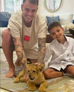 Róger Guedes leva leão para brincar com filho, mas nega compra de animal