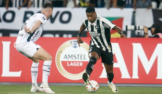 Júnior Santos decide mais uma vez para o Botafogo