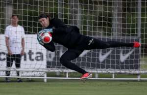 Cássio treina Corinthians e aguarda definição sobre sua ida para o Cruzeiro