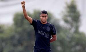 Corinthians lança nova camisa com tema antirracista. Veja valores!