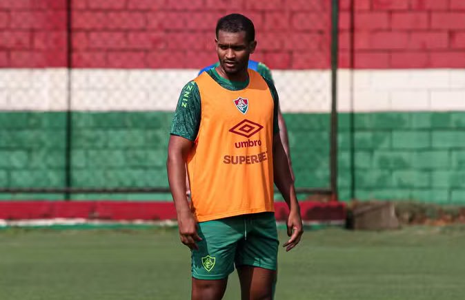 Recuperados, zagueiro e voltante reforçam o Fluminense para sequência