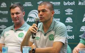 Louzer vira desfalque na Chapecoense e se preocupa com lista de pendurados