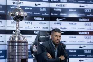 Paulinho recebe homenagens em emotivo adeus ao Corinthians: 'Privilegiado e lisonjeado'