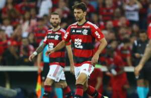 Zagueiro do Flamengo chega ao RS para assinar com o Grêmio