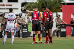 Zagueiro do Vitória pode pegar punição pesada no STJD