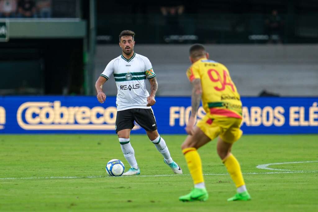 Entre os favoritos na busca pelo acesso, Coritiba e Sport se enfrentam nesta sexta-feira