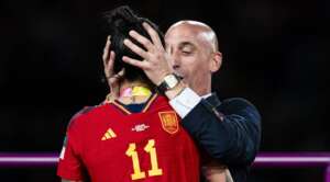 Ex-dirigente da Federação Espanhola de futebol vai a julgamento por beijo forçado em atleta