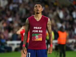 Raphinha marca e presta homenagem ao Sul, Barcelona bate Real Sociedad e retoma a 2ª posição