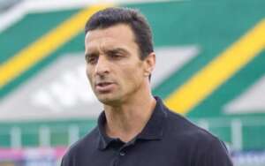 Série B: Organizada do Guarani vai a treino cobrar jogadores e Júnior Rocha assume responsabilidade