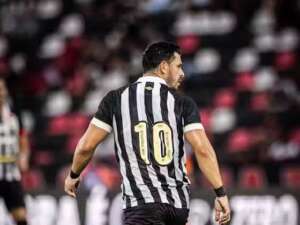 Giuliano celebra fase artilheira no Santos e agradece Carille: 'Ele me dá liberdade'