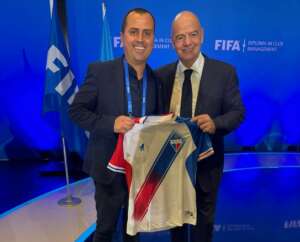 Em evento internacional, presidente da FIFA recebe camisa do Fortaleza