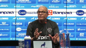 Série B: Técnico do Paysandu, Hélio dos Anjos revela valores de salários no Goiás. VEJA VÍDEO!