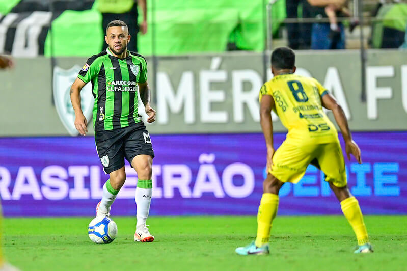 Felipe Azevedo lamenta empate do América-MG e reclama da arbitragem